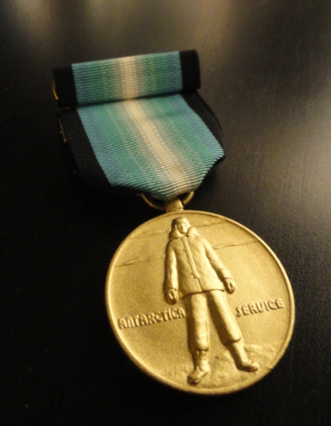 antarctica-service-medal-ribbon-pin